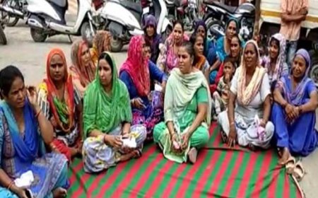 ਮਲੋਟ &#039;ਚ ਕਰਜ਼ਾ ਦਿਵਾਉਣ ਦਾ ਝਾਂਸਾ ਦੇ ਕੇ ਠੱਗੀ, ਔਰਤਾਂ ਵਲੋਂ ਥਾਣੇ ਅੱਗੇ ਧਰਨਾ