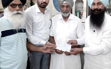 ਸਮਾਜਸੇਵੀਆਂ ਨੂੰ ਲੋਕ ਭਲਾਈ ਕੰਮਾਂ ਲਈ 31 ਹਜ਼ਾਰ ਰੁਪਏ ਦਾ ਚੈੱਕ ਸੌਪਿਆ