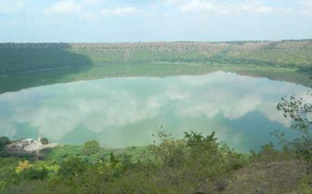 ਮਹਾਰਾਸ਼ਟਰ ਵਿਚ ਲੋਨਰ ਲੇਕ - ਇਕ ਮੀਟੋਰ ਦੁਆਰਾ ਬਣਾਈ ਗਈ ਹੈ