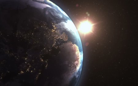 ਸੂਰਜ ਦੀਆਂ ਕਿਰਨਾਂ ਨੂੰ ਧਰਤੀ ਤੱਕ ਪੁਹੰਚਣ ਵਿੱਚ 8 ਮਿੰਟ 17 ਸੈਕਿੰਡ ਲੱਗਦੇ ਹਨ ।