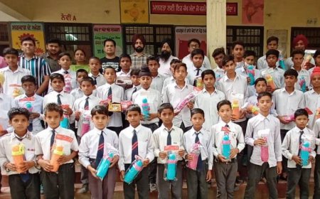 ਸਿਟੀ ਅਵੇਰਨੈਸ ਸੁਸਾਇਟੀ ਨੇ ਸਰਕਾਰੀ ਸਕੂਲ ਦੇ ਬੱਚਿਆਂ ਨੂੰ ਵੰਡੀਆਂ ਪਾਣੀ ਦੀਆਂ ਬੋਤਲਾਂ