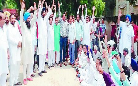 ਮਲੋਟ ਸ਼ਹਿਰ ਦੇ ਅਕਾਲੀ ਦਲ ਅਤੇ ਭਾਜਪਾ ਦੇ ਆਗੂਆਂ ਵਲੋਂ ਸੀਵਰੇਜ ਬੋਰਡ ਅੱਗੇ ਲਗਾਇਆ ਧਰਨਾ