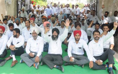 ਵਕੀਲਾਂ ਨੇ ਫਿਰ ਤੋਂ ਐੱਸ. ਐੱਸ. ਪੀ. ਦਫਤਰ ਸਾਹਮਣੇ ਦਿੱਤਾ ਧਰਨਾ