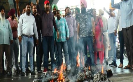 ਮਨਰੇਗਾ ਮੁਲਾਜ਼ਮਾਂ ਨੇ ਵਰ੍ਹਦੇ ਮੀਂਹ 'ਚ ਪੰਜਾਬ ਸਰਕਾਰ ਦੀ  ਫੂਕੀ ਅਰਥੀ