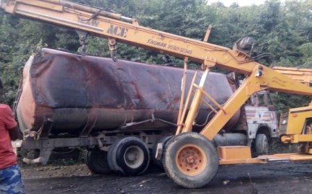 ਗੜ੍ਹਸ਼ੰਕਰ-ਨੰਗਲ ਰੋਡ ‘ਤੇ ਪਲਟਿਆ ਤੇਲ ਦਾ ਟੈਂਕਰ