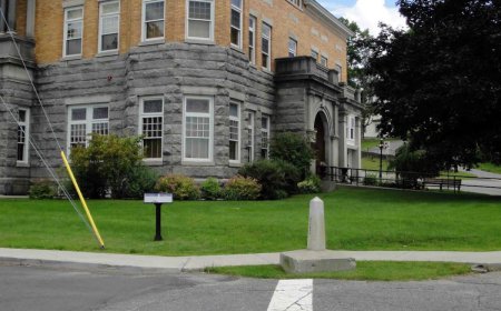 ਅਮਰੀਕਾ ਤੇ ਕੈਨੇਡਾ ਦੇ ਬਾਰਡਰ ਤੇ ਇੱਕ HASKELL FREE LIBRARY ਅਤੇ OPERA HOUSE ਹੈ। ਜਿਸ ਦਾ  ਅੱਧਾ  ਹਿੱਸਾ ਅਮਰੀਕਾ 'ਚ ਅਤੇ ਅੱਧਾ ਹਿੱਸਾ ਕੈਨੇਡਾ ਵਿੱਚ ਹੈ ।