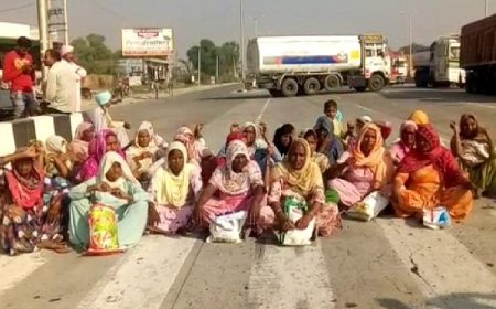 ਸੜਕ ਟੁੱਟੀ ਹੋਣ ਕਾਰਨ ਸਕੂਲ ਬੱਸ ਪਲਟੀ , ਪਿੰਡ ਵਾਸੀਆਂ ਨੇ ਕੀਤਾ ਰੋਡ ਜਾਮ