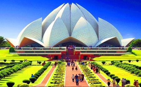 "ਕਮਲ ਮੰਦਿਰ" ਦਿੱਲੀ 'ਚ ਸਥਿਤ ਇੱਕ ਅਜਿਹਾ ਮੰਦਿਰ ਹੈ, ਜਿਸ ਦੀ ਬਣਾਵਟ ਕਮਲ ਦੇ ਫੁੱਲ ਦੀ ਤਰ੍ਹਾਂ ਹੈ। ਇਸ ਮੰਦਿਰ ਦੇ ਅੰਦਰ  ਕਿਸੇ ਵੀ ਤਰ੍ਹਾਂ ਦੀ ਕੋਈ ਫੋਟੋ ਜਾਂ ਮੂਰਤੀ ਨਹੀਂ ਹੈ।