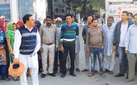 ਤਨਖ਼ਾਹਾਂ ਨਾ ਮਿਲਣ ਤੋਂ ਦੁਖੀ ਸਫ਼ਾਈ ਕਰਮਚਾਰੀਆਂ ਨੇ ਕੀਤਾ ਘੜਾ ਭੰਨ ਮੁਜ਼ਾਹਰਾ