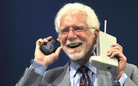 3 ਅਪ੍ਰੈਲ 1973 ਨੂੰ Mobile Phone ਸਭ ਤੋਂ ਪਹਿਲੇ Call "Martin Cooper" ਕੀਤੀ ਸੀ, Martin Cooper ਇੱਕ  "Motorola" ਕੰਪਨੀ ਦੇ ਕਰਮਚਾਰੀ ਸੀ।