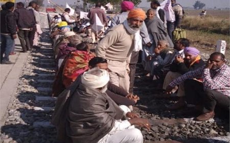 ਕਿਸਾਨ ਮਜ਼ਦੂਰ ਸੰਘਰਸ਼ ਕਮੇਟੀ ਨੇ ਰੇਲਵੇ ਟ੍ਰੈਕ ਤੇ ਲਾਇਆ ਧਰਨਾ