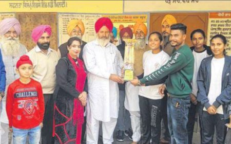 ਪਿੰਡ ਸ਼ਾਮਖੇੜਾ ਵਿਖੇ ਜੇਤੂ ਵਿਦਿਆਰਥੀਆਂ ਨੂੰ ਸਨਮਾਨਿਤ ਕਰਦੇ ਹੋਏ