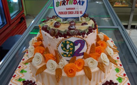 ਜਵਾਨੀ ਤੋਂ ਹੁਣ ਤੱਕ ਦੀਆਂ ਤਸਵੀਰਾਂ ਵਾਲਾ ਕੇਕ ਸ . ਬਾਦਲ ਨੇ ਜਨਮ ਦਿਨ 'ਤੇ ਕੱਟਿਆ