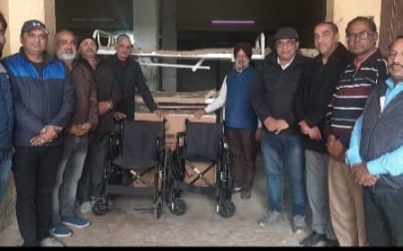 ਐੱਨ.ਆਰ.ਆਈ. ਰਵਿੰਦਰ ਮੱਕੜ ਵੱਲੋਂ  ਮਰੀਜ਼ਾਂ ਲਈ 5 ਹੋਸਪੀਟਲ ਬੈੱਡ ਅਤੇ 5 ਵਹੀਲਚੇਅਰ ਸੰਸਥਾ ਨੂੰ ਕੀਤੀਆਂ ਪ੍ਰਦਾਨ
