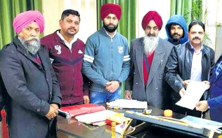 ਏ.ਡੀ.ਸੀ. ਸ੍ਰੀ ਮੁਕਤਸਰ ਸਾਹਿਬ ਨੂੰ ਮਲੋਟ ਤੋਂ ਸ੍ਰੀ ਮੁਕਤਸਰ ਸਾਹਿਬ ਸੜਕ ਬਣਾਉਣ ਸੰਬੰਧੀ ਸੌਂਪਿਆ ਮੰਗ ਪੱਤਰ