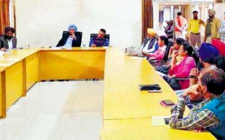 ਐੱਸ.ਡੀ.ਐੱਮ ਵੱਖ-ਵੱਖ ਵਿਭਾਗਾਂ ਨਾਲ ਮੀਟਿੰਗ ਕਰਕੇ ਕੀਤੀ ਸਮੀਖਿਆ