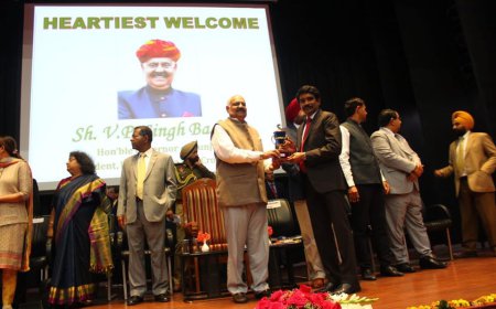 ਪੰਜਾਬ ਦੇ ਰਾਜਪਾਲ ਨੇ ਡਿਪਟੀ ਕਮਿਸ਼ਨਰ ਐਮ.ਕੇ. ਅਰਾਵਿੰਦ ਕੁਮਾਰ ਨੂੰ ਰੈੱਡ ਕਰਾਸ ਸੋਸਾਇਟੀ ਰਾਹੀਂ ਸਫ਼ਲਤਾਪੂਰਵਕ ਚਲਾਏ ਜਾ ਰਹੇ ਲੋਕ ਭਲਾਈ ਪ੍ਰੋਜੈਕਟਾਂ ਲਈ ਕੀਤਾ ਸਨਮਾਨਿਤ