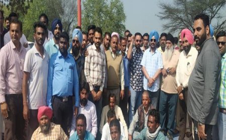 ਸਟਾਫ਼ ਕਰਮਚਾਰੀਆਂ ਵੱਲੋਂ ਕਾਲਜ ਦੇ ਗੇਟ ਅੱਗੇ ਰੋਸ ਪ੍ਰਦਰਸ਼ਨ