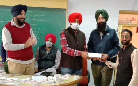 ਆਲਮਵਾਲਾ ਦੇ ਬੀ.ਐਲ.ਓ ਬਲਜਿੰਦਰ ਸਿੰਘ ਨੂੰ ਕੀਤਾ ਸਨਮਾਨਿਤ