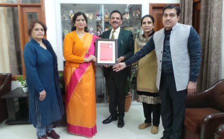 ਡੀ.ਏ.ਵੀ ਕਾਲਜ, ਮਲੋਟ ਵਿਖੇ ਆਪਣਾ ਕਾਰਜਕਾਲ ਪੂਰਾ ਹੋਣ ਤੇ ਡਾ. ਆਰ. ਕੇ. ਉੱਪਲ ਨੂੰ ਦਿਲੋਂ  ਵਿਦਾਇਗੀ