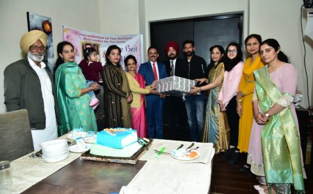 ਡਾ.ਆਰ.ਕੇ.ਉੱਪਲ ਨੂੰ ਰਿਸਰਚ ਸਕਾਲਰਜ਼ ਦੁਆਰਾ ਵਿਦਾਇਗੀ ਪਾਰਟੀ ਸਥਾਨਕ ਡੀ.ਏ.ਵੀ ਕਾਲਜ ਮਲੋਟ ਦੇ ਅਰਥ