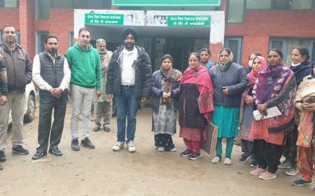 ਸੀ.ਐੱਚ.ਸੀ ਆਲਮਵਾਲਾ ਦੇ ਮੁਲਾਜ਼ਮਾਂ ਨੇ ਕਾਲੇ ਬਿੱਲੇ ਲਗਾ ਕੀਤੀ ਡਿਊਟੀ