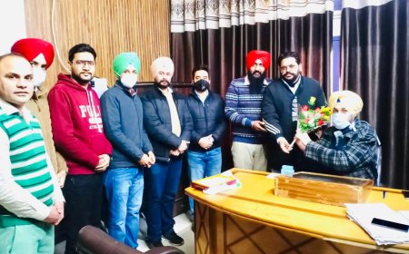 ਦੀ ਰੈਵੀਨਿਊ ਪਟਵਾਰ ਯੂਨੀਅਨ ਨੇ ਗੁਲਦਸਤਾ ਭੇਂਟ ਕਰ ਕੀਤਾ ਤਹਿਸੀਲਦਾਰ ਦਾ ਸਵਾਗਤ