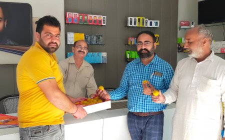 ਆਪ ਪਾਰਟੀ ਦੀ ਜਿੱਤ ਦੀ ਖੁਸ਼ੀ ਵਿੱਚ ਕੋਰਟ ਰੋੜ ਤੇ ਵੰਡੇ ਲੱਡੂ