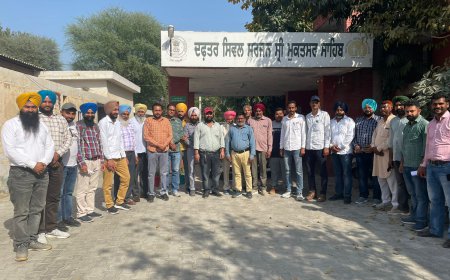 ਤਾਲਮੇਲ ਕਮੇਟੀ ਪੈਰਾਮੈਡੀਕਲ ਅਤੇ ਸਿਹਤ ਕਰਮਚਾਰੀ ਪੰਜਾਬ ਦੇ ਉਲੀਕੇ ਪ੍ਰੋਗਰਾਮ ਤਹਿਤ ਸਿਵਲ ਸਰਜਨ ਸ਼੍ਰੀ ਮੁਕਤਸਰ ਸਾਹਿਬ ਰਾਹੀ ਮੁੱਖ ਮੰਤਰੀ ਪੰਜਾਬ ਦੇ ਨਾਮ ਦਾ ਦਿੱਤਾ ਮੰਗ ਪੱਤਰ