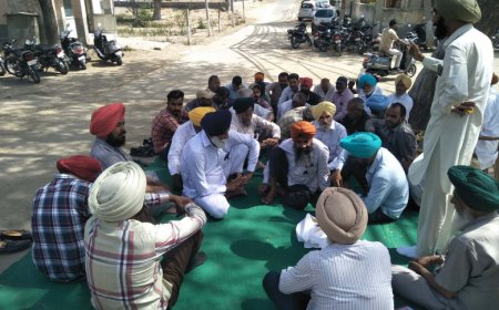 ਵੱਖ-ਵੱਖ ਜੱਥੇਬੰਦੀਆਂ ਨੇ ਕੇਂਦਰੀ ਟਰੇਡ ਯੂਨੀਅਨਾਂ ਵੱਲੋਂ ਕੀਤੀ ਗਈ ਦੋ ਰੋਜ਼ਾ ਹੜਤਾਲ ਦੀ ਹਮਾਇਤ ਵਿੱਚ ਬਿਜਲੀ ਬੋਰਡ ਦੇ ਦਫਤਰ ਦੇ ਗੇਟ ਸਾਹਮਣੇ ਕੀਤੀ ਰੈਲੀ