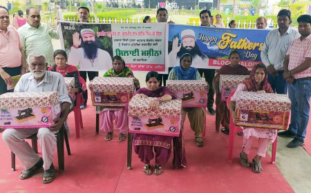 ਡੇਰਾ ਸੱਚਾ ਸੌਦਾ ਬਲਾਕ ਮਲੋਟ ਦੀ ਸਾਧ ਸੰਗਤ ਵੱਲੋਂ ‘ਫਾਦਰ ਡੇ’ ਮੌਕੇ ਲੋੜਵੰਦ ਔਰਤਾਂ ਨੂੰ ਵੰਡੀਆਂ ਗਈਆਂ ਸਿਲਾਈ ਮਸ਼ੀਨਾਂ