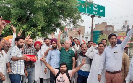 ਮਲੋਟ ਵਿੱਚ 'ਆਪ' ਵਰਕਰਾਂ ਨੇ ਬਿਜਲੀ ਬਿੱਲ ਮੁਆਫ਼ ਅਤੇ 300 ਯੁੂਨਿਟ ਬਿਜਲੀ ਮੁਫ਼ਤ  ਐਲਾਨ ਹੋਣ ਦੀ ਖੁਸ਼ੀ ਵਿੱਚ ਵੰਡੇ ਲੱਡੂ