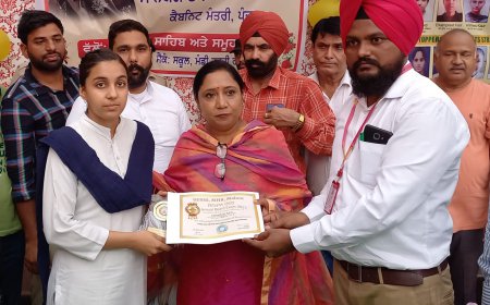 ਕੇੈਬਨਿਟ ਮੰਤਰੀ ਬਲਜੀਤ ਕੌਰ ਵੱਲੋਂ ਖੁਸ਼ਦੀਪ ਨੂੰ 12ਵੀ(ਸਾਇੰਸ) ਵਿੱਚ ਮਲੋਟ ਬਲਾਕ ਵਿੱਚੋ ਟੋਪ ਕਰਨ ਤੇ ਵਿਸ਼ੇਸ ਸਨਮਾਨ