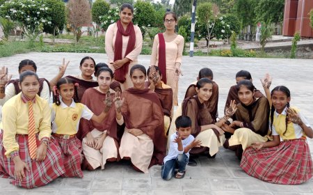 ਜੀ.ਐੱਨ.ਡੀ ਪਬਲਿਕ ਸਕੂਲ ਛਾਪਿਆਂਵਾਲੀ ਵਿਖੇ ਸਾਵਣ ਦੇ ਮਹੀਨੇ ਵਿੱਚ ਕਰਵਾਇਆ ਗਿਆ ਮਹਿੰਦੀ ਮੁਕਾਬਲਾ