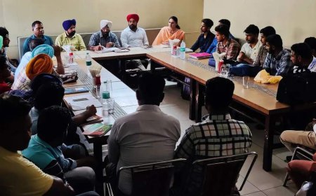 ਬਾਰਿਸ਼ਾਂ ਦੇ ਮੱਦੇਨਜ਼ਰ ਮਲੋਟ ਵਿਖੇ ਪਸ਼ੂ ਪਾਲਣ ਅਧਿਕਾਰੀਆਂ ਅਤੇ ਕਰਮਚਾਰੀਆਂ ਦੀ ਹੋਈ ਅਹਿਮ ਮੀਟਿੰਗ