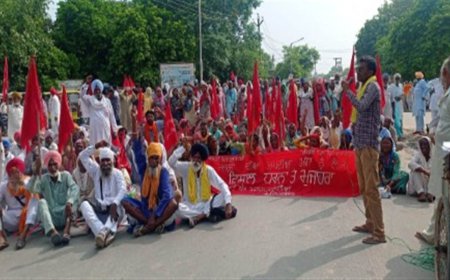 ਡਿਪਟੀ ਕਮਿਸ਼ਨਰ ਦਫ਼ਤਰ ਅੱਗੇ ਮਜ਼ਦੂਰਾਂ ਨੇ ਸੂਬਾ ਸਰਕਾਰ ਖਿਲਾਫ਼ ਲਗਾਇਆ ਧਰਨਾ