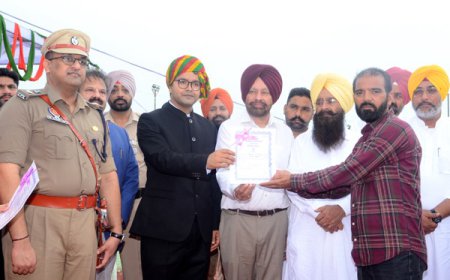 ਸੁਤੰਤਰਤਾ ਦਿਵਸ ਮੌਕੇ ਡਿਪਟੀ ਕਮਿਸ਼ਨਰ ਵੱਲੋਂ ਮਲੋਟ ਦੇ ਅਸਿਸਟੈਂਟ ਇੰਟੈਲੀਜੈਂਸ ਅਫ਼ਸਰ ਨੂੰ ਕੀਤਾ ਗਿਆ ਸਨਮਾਨਿਤ