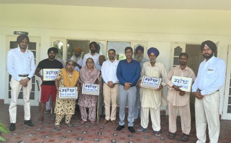 ਜ਼ਿਲ੍ਹਾ ਸਾਂਝ ਕੇਂਦਰ ਸ਼੍ਰੀ ਮੁਕਤਸਰ ਸਾਹਿਬ ਨੇ ਬਹੁ ਪੱਖੀ ਬਿਰਧ ਆਸ਼ਰਮ ਪਿੰਡ ਬਾਦਲ ਵਿਖੇ ਬਜ਼ੁਰਗਾਂ ਅਤੇ ਬੱਚਿਆਂ ਨੂੰ ਵੰਡੇ ਕੱਪੜੇ