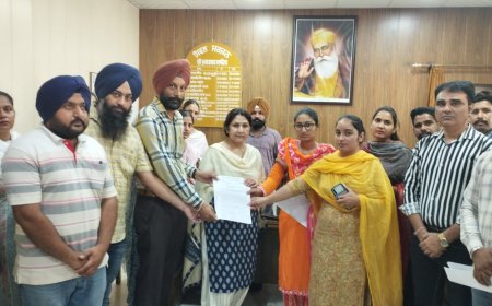 ਐੱਨ.ਐੱਚ.ਐੱਮ ਕਾਮਿਆਂ ਨੇ ਬਦਲੀ ਰੱਦ ਕਰਨ ਸੰਬੰਧੀ ਕਾਰਜਵਾਹਕ ਸਿਵਲ ਸਰਜਨ ਡਾ. ਕਿਰਨਦੀਪ ਨੂੰ ਸੌਂਪਿਆ ਮੰਗ ਪੱਤਰ