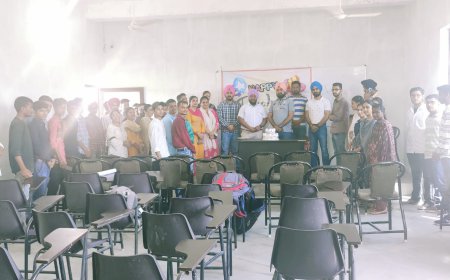 ਗੁਰੂ ਰਾਮਦਾਸ ਕਾਲਜ ਆਫ ਫਾਰਮੇਸੀ, ਪਿੰਡ ਥੇਹੜੀ (ਮਲੋਟ) ਵਿਖੇ ਕੇਕ ਕੱਟ ਮਨਾਇਆ ਅਧਿਆਪਕ ਦਿਵਸ