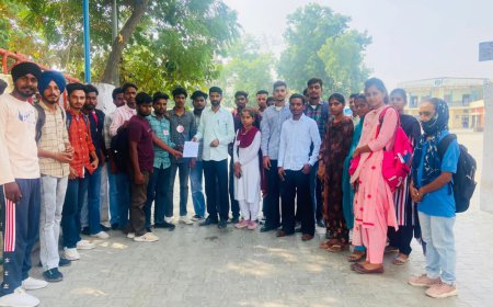ਵਿਦਿਆਰਥੀਆਂ ਨੇ ਕਾਲਜ ਲਈ ਪੀ.ਆਰ.ਟੀ.ਸੀ ਬੱਸ ਲਗਵਾਉਣ ਲਈ ਸੌਂਪਿਆ ਮੰਗ ਪੱਤਰ