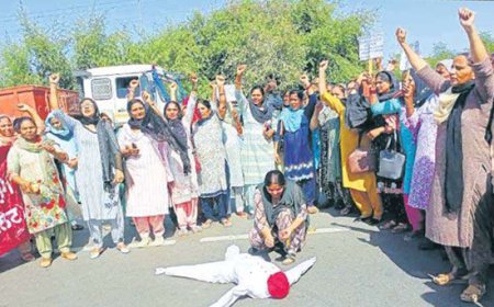 ਆਲ ਪੰਜਾਬ ਆਂਗਣਵਾੜੀ ਵਰਕਰ ਅਤੇ ਹੈਲਪਰ ਯੂਨੀਅਨ ਵੱਲੋਂ ਮਲੋਟ ‘ਚ ਸਰਕਾਰ ਦਾ ਪੁਤਲਾ ਫੂਕਿਆ