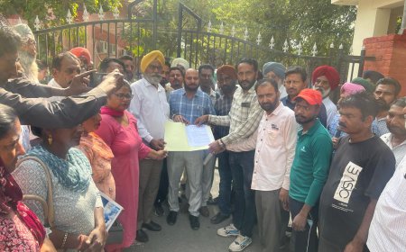 ਮੁਲਾਜ਼ਮਾਂ ਤੇ ਪੈਨਸ਼ਨਰਾਂ ਵੱਲੋ ਮੰਗਾਂ ਸੰਬੰਧੀ ਮੁੱਖ ਮੰਤਰੀ ਦੇ ਨਾਮ ਡਿਪਟੀ ਕਮਿਸ਼ਨਰ ਦਫਤਰ ਸ਼੍ਰੀ ਮੁਕਤਸਰ ਸਾਹਿਬ ਵਿਖੇ ਤਹਿਸੀਲਦਾਰ ਨੂੰ ਦਿੱਤਾ ਮੰਗ ਪੱਤਰ