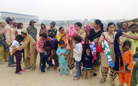 ਡੇਰਾ ਸੱਚਾ ਸੌਦਾ ਮਲੋਟ ਦੇ ਸੇਵਾਦਾਰਾਂ ਨੇ ਝੁੱਗੀ-ਝੌਂਪੜੀਆਂ ਅਤੇ ਸਲੱਮ ਬਸਤੀਆਂ 'ਚ ਰਹਿੰਦੇ ਬੱਚਿਆਂ ਨੂੰ ਵੰਡੇ ਗਰਮ ਕੱਪੜੇ