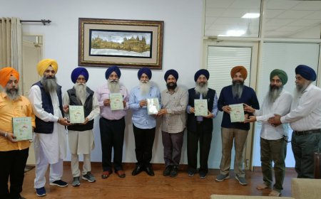 ਮਲੋਟ ਵਾਸੀ ਡਾ. ਅਜੈ ਪਾਲ ਸਿੰਘ ਦੀ ਭਾਸ਼ਾ ਵਿਭਾਗ ਵੱਲੋਂ ਪ੍ਰਕਾਸ਼ਿਤ ਪੁਸਤਕ 'ਅਤਰ ਦੀ ਮਹਿਕ' ਕੀਤੀ ਗਈ ਲੋਕ ਅਰਪਣ