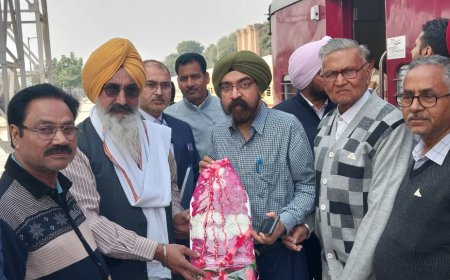 ਡੀ.ਆਰ.ਐੱਮ ਦੇ ਮਲੋਟ ਦੌਰੇ ਦੌਰਾਨ ਰੇਲਵੇ ਦੀਆਂ ਸਮੱਸਿਆਵਾਂ ਸੰਬੰਧੀ ਮਲੋਟ ਦੇ ਸਮਾਜ ਸੇਵੀਆਂ ਨੇ ਸੌਂਪਿਆ ਮੰਗ ਪੱਤਰ