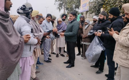 ਰੈਡੀਮੇਡ ਗਾਰਮੈਂਟਸ ਯੂਨੀਅਨ ਮਲੋਟ ਨੇ SDM ਡਾ. ਸੰਜੀਵ ਕੁਮਾਰ ਦੀ ਅਗਵਾਈ ਵਿੱਚ ਜ਼ਰੂਰਤਮੰਦਾਂ ਨੂੰ ਵੰਡੇ ਦਸਤਾਨੇ