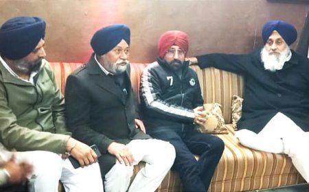 ਸਾਬਕਾ ਐੱਮ.ਸੀ ਹੈਪੀ ਮੱਕੜ ਦੀ ਪਿਛਲੇ ਦਿਨੀਂ ਹੋਏ ਮਾਤਾ ਦੇ ਦੇਹਾਂਤ ਤੇ ਸੁਖਬੀਰ ਬਾਦਲ ਉਨ੍ਹਾਂ ਦੇ ਘਰ ਅਫ਼ਸੋਸ ਪ੍ਰਗਟਾਉਣ ਪਹੁੰਚੇ