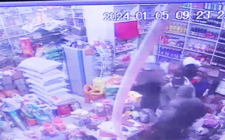 ਤੇਜ਼ਧਾਰ ਹਥਿਆਰਾਂ ਨਾਲ ਲੈਸ ਨਕਾਬਪੋਸ਼ ਲੁਟੇਰੇ ਦੁਕਾਨਦਾਰ ਤੋਂ 20 ਹਜ਼ਾਰ ਰੁਪਏ ਲੁੱਟ ਕੇ ਫ਼ਰਾਰ, ਘਟਨਾ ਸੀਸੀਟੀਵੀ ’ਚ ਕੈਦ