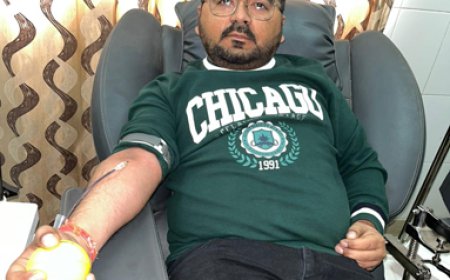 ਮਲੋਟ SDM ਦਫ਼ਤਰ ਵਿੱਚ ਜੂਨੀਅਰ ਸਹਾਇਕ ਦੇ ਅਹੁਦੇ ਤੇ ਤਾਇਨਾਤ ਬੰਟੀ ਖੁੰਗਰ ਨੇ ਐਮਰਜੈਂਸੀ ਮੌਕੇ ਖੂਨਦਾਨ ਕਰ ਸ਼ਲਾਘਾਯੋਗ ਕੀਤਾ ਕੰਮ